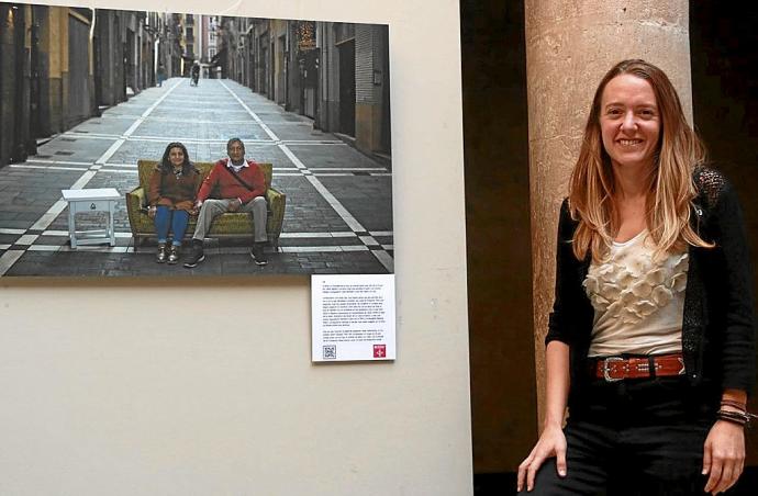 Edurne Redín posa con alguna de las fotos de Unai Beroiz de la muestra 'Una mirada diferente'.