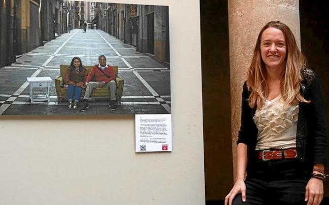 Edurne Redín posa con alguna de las fotos de Unai Beroiz de la muestra 'Una mirada diferente'.
