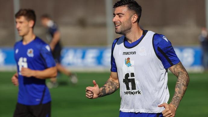 Diego Rico sonríe junto a Aihen Muñoz, en el entrenamiento.