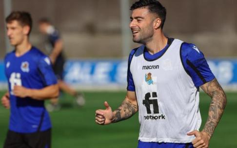 Diego Rico sonríe junto a Aihen Muñoz, en el entrenamiento. Diego Rico sonríe junto a Aihen Muñoz, en el entrenamiento.