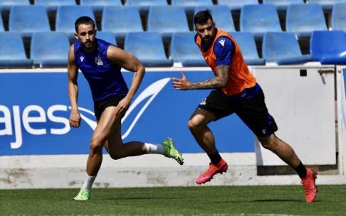 Diego Rico junto a Januzaj en el entrenamiento del martes Diego Rico junto a Januzaj en el entrenamiento del martes