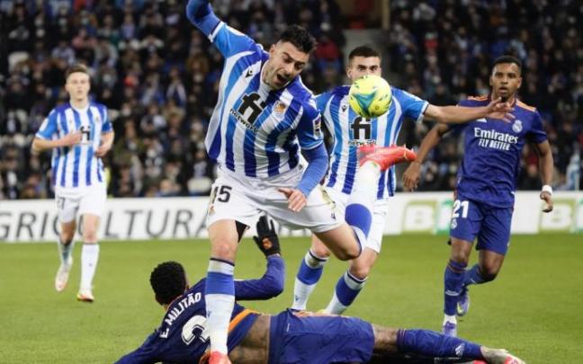 Diego Rico sale trastabillado de una acción con Militao Diego Rico sale trastabillado de una acción con Militao