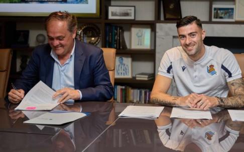 Rico sonríe junto a Aperribay durante la firma de los contratos. Rico sonríe junto a Aperribay durante la firma de los contratos.