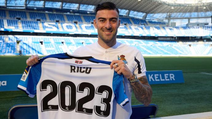 Diego Rico posa en el estadio de Anoeta.