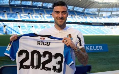 Diego Rico posa en el estadio de Anoeta. Diego Rico posa en el estadio de Anoeta.
