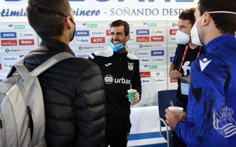 Varios jugadores realistas charlan con el ex txuri-urdin Asier Riesgo.