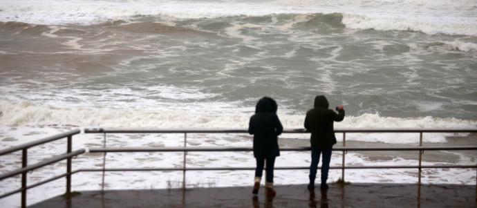Cada cierto tiempo Euskadi vive episodios de fuertes temporales y oleaje que afectan a la primera línea de costa.