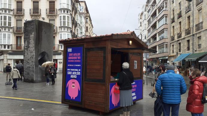 Stand instalado en la plaza General Loma, donde pueden adquirirse las papeletas.