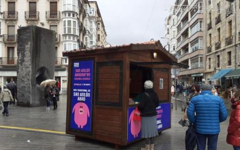 Stand instalado en la plaza General Loma, donde pueden adquirirse las papeletas.