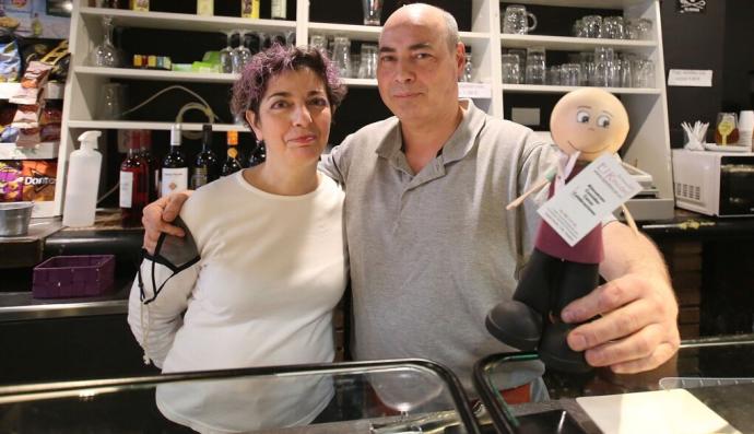 Sara Murugarren y Carlos Lizarraga, detrás de la barra del bar El Rincón.