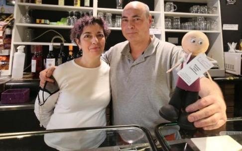 Sara Murugarren y Carlos Lizarraga, detrás de la barra del bar El Rincón. Sara Murugarren y Carlos Lizarraga, detrás de la barra del bar El Rincón.