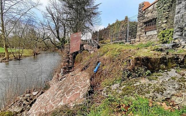 El talud y gran parte del recinto cayó con las riadas de 2008 y 2015 y continúa en lamentable y peligroso estado. El talud y gran parte del recinto cayó con las riadas de 2008 y 2015 y continúa en lamentable y peligroso estado.