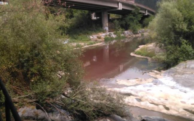 Imagen de archivo del río Nervión a su paso por Llodio tras un vertido.