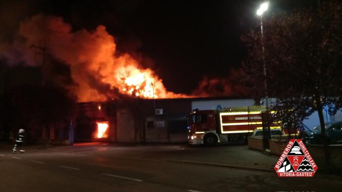 Incendio en tres pabellones en Gamarra.