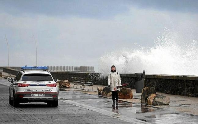 Un vehículo de la Ertzaintza, en el acceso al Paseo Nuevo.