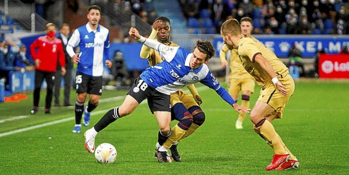 Facundo Pellistri intenta superar a Malsa durante el partido entre el Alavés y el Levante disputado el pasado sábado en Mendizorroza. Foto: Jorge Muñoz