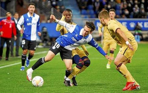 Facundo Pellistri intenta superar a Malsa durante el partido entre el Alavés y el Levante disputado el pasado sábado en Mendizorroza. Foto: Jorge Muñoz