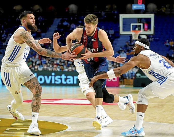 Giedraitis penetra ante Poirier y Yabusele en el partido del domingo en Madrid. Foto: Área 11