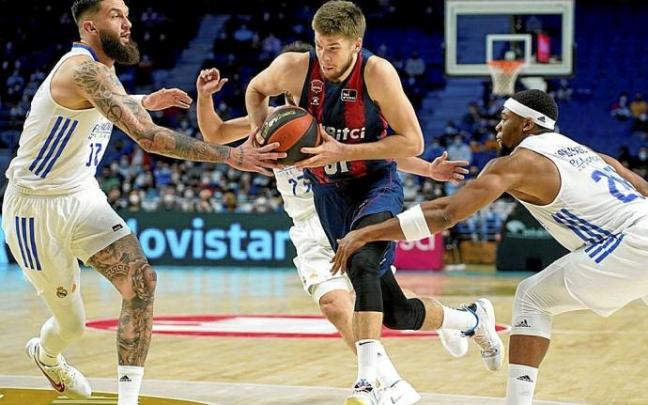 Giedraitis penetra ante Poirier y Yabusele en el partido del domingo en Madrid. Foto: Área 11