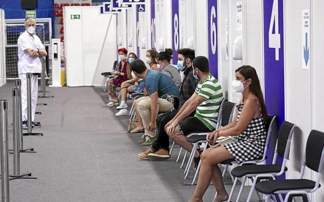 Imagen de archivo de jóvenes esperando a ser vacunados. Foto: Oskar M. Bernal