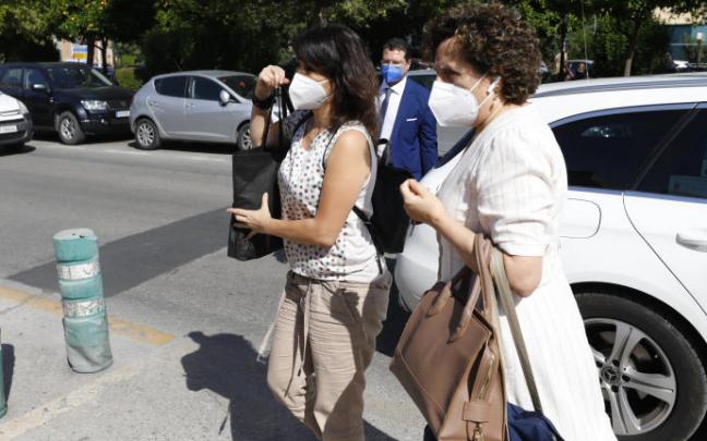 Juana Rivas, acompañada de sus abogados, en el momento de ingresar en prisión. Juana Rivas, acompañada de sus abogados, en el momento de ingresar en prisión.