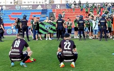Los jugadores del River agradecen el apoyo de los más de 250 seguidores que se desplazaron a Elda. Foto: Sestao River