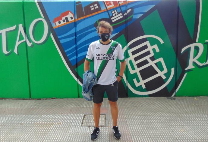 Isi Temprano, fiel a sus colores, posa en los exteriores del campo municipal de Las Llanas, estadio donde el Sestao River juega sus partidos como local.