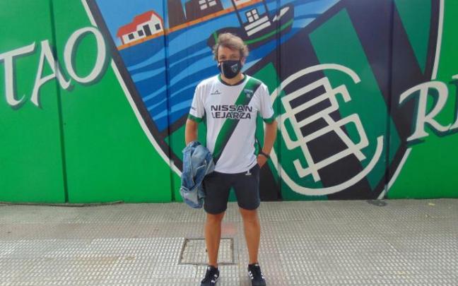 Isi Temprano, fiel a sus colores, posa en los exteriores del campo municipal de Las Llanas, estadio donde el Sestao River juega sus partidos como local. Isi Temprano, fiel a sus colores, posa en los exteriores del campo municipal de Las Llanas, estadio donde el Sestao River juega sus partidos como local.