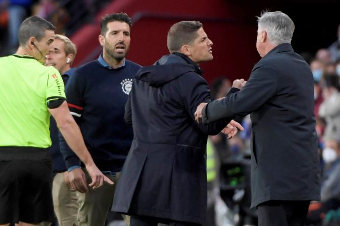 Ancelotti frena a Moreno durante el Granada-Real Madrid, en el que fue expulsado el técnico nazarí.