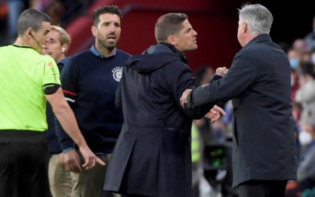 Ancelotti frena a Moreno durante el Granada-Real Madrid, en el que fue expulsado el técnico nazarí.