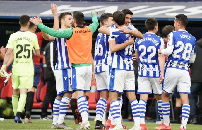 Los jugadores de la Real celebran la consecución de la quinta plaza en El Sadar.