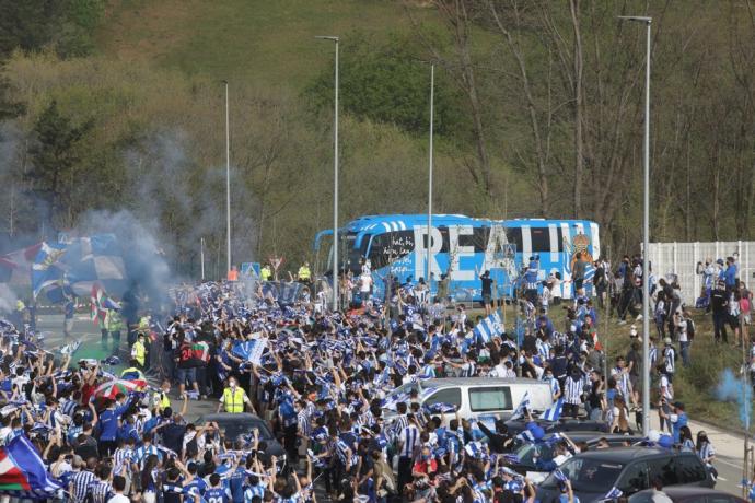 La afición alienta al autocar del equipo en Zubieta, la víspera de la final de Copa.