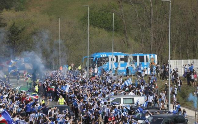 La afición alienta al autocar del equipo en Zubieta, la víspera de la final de Copa.