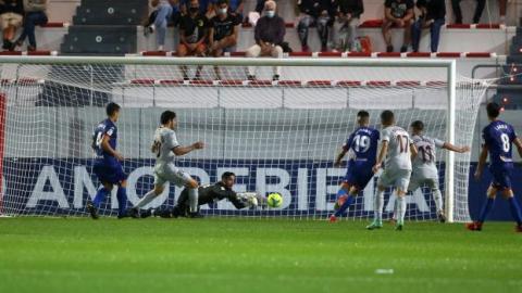 Roberto Santamaría despeja de puños ante el Eibar. Roberto Santamaría despeja de puños ante el Eibar.