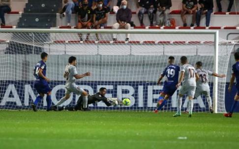 Roberto Santamaría despeja de puños ante el Eibar.