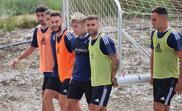 Roberto Torres (3i), junto a Brandon, en el entrenamiento del sábado.