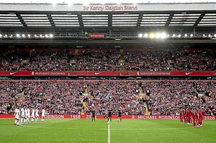 Panorámica de Anfield durante el minuto de aplausos en honor a Michael Robinson con ambos equipos ya sobre el césped. Fotos: Club Atlético Osasuna