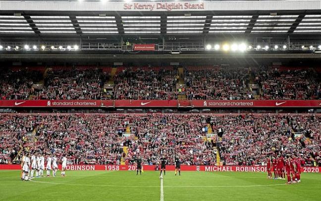 Panorámica de Anfield durante el minuto de aplausos en honor a Michael Robinson con ambos equipos ya sobre el césped. Fotos: Club Atlético Osasuna Panorámica de Anfield durante el minuto de aplausos en honor a Michael Robinson con ambos equipos ya sobre el césped. Fotos: Club Atlético Osasuna