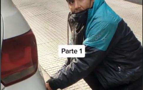 El ladrón se da cuenta de la presencia del dueño del coche. El ladrón se da cuenta de la presencia del dueño del coche.