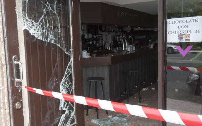 Estado de una cafetería de Vitoria tras un robo.