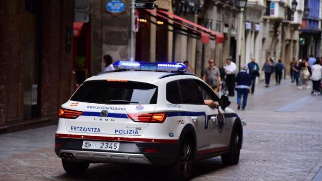 Imagen de archivo de una patrulla de la Ertzaintza.