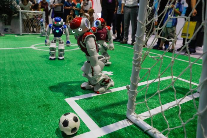 Partido de fútbol robótico.