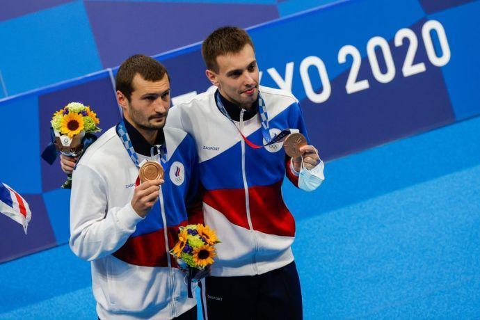 Los rusos Aleksandr Bondar y Viktor Minibaev tras ganar la medalla de bronce en la final de clavados en plataforma de 10 metros en los Juegos de Tokio