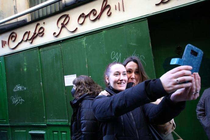 Miembros de la charanga Jarauta 69 y vecinos se acercaron para despedir el Café Roch en su último día de apertura antes de cerrar temporalmente.