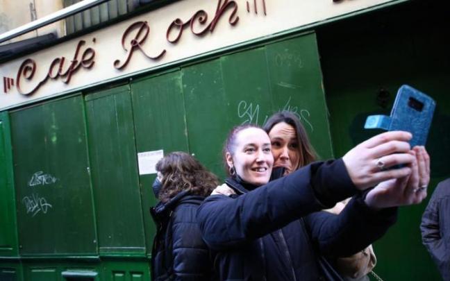 Miembros de la charanga Jarauta 69 y vecinos se acercaron para despedir el Café Roch en su último día de apertura antes de cerrar temporalmente.