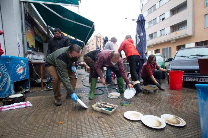 Familiares, amigos y vecinos de la Rochapea limpiando el bar Arga tras las inundaciones provocadas por el desbordamiento del río Arga el 10 de diciembre.