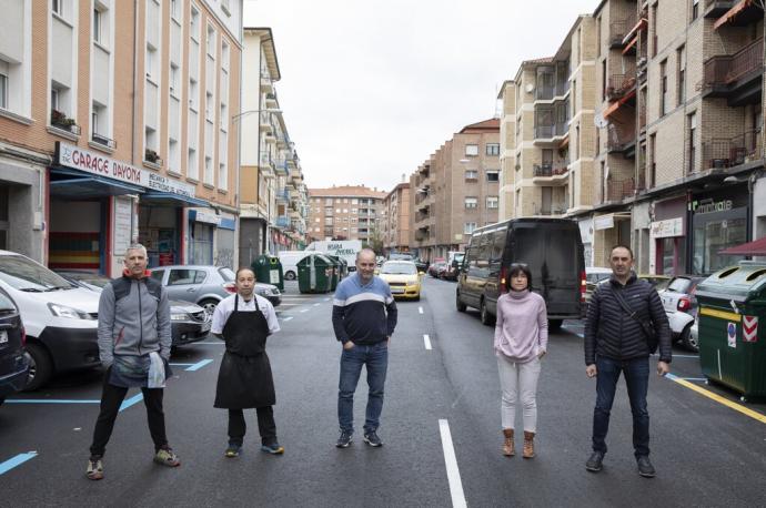 De izquierda a derecha, los comerciantes Sergio Fayanás, José Ignacio Brasero, Iban Romo, Maite Fernández y Fermín Damborena, presidente de la asociación La Rotxa.