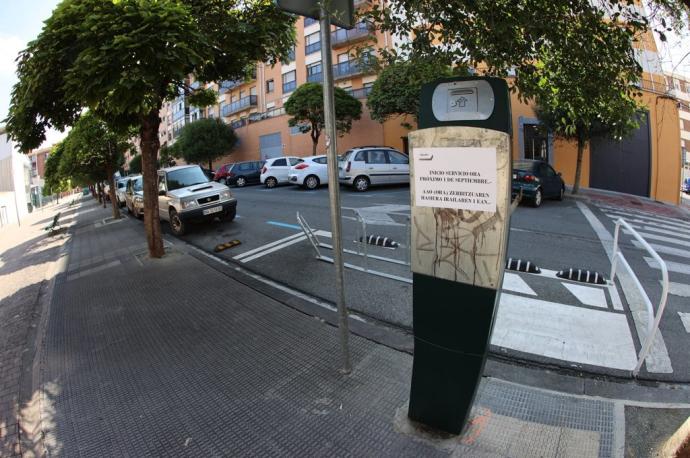 Parquímetro aún sin estrenar, dos días antes de la entrada en vigor de la zona azul en Rochapea norte.