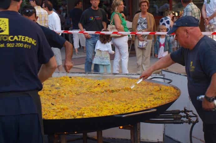 Una de las grandes paellas que pueden degustar los vecinos de la Rochapea.