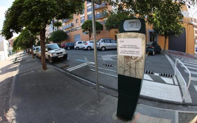 Parquímetro aún sin estrenar, dos días antes de la entrada en vigor de la zona azul en Rochapea norte. Parquímetro aún sin estrenar, dos días antes de la entrada en vigor de la zona azul en Rochapea norte.